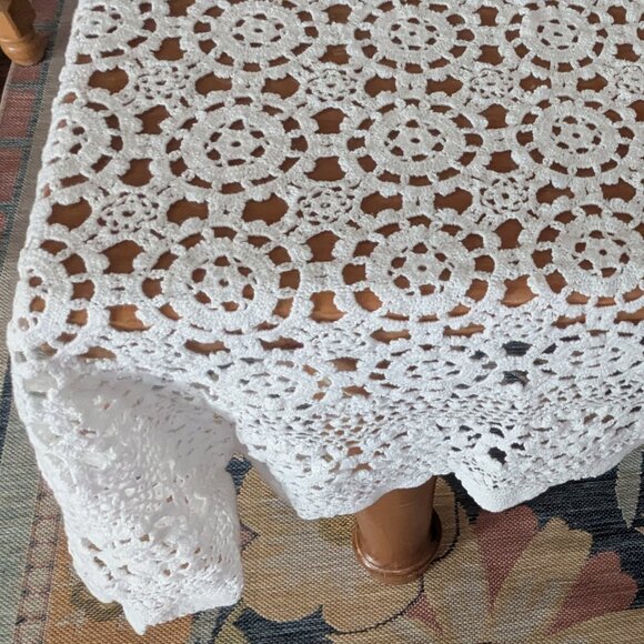 Beautiful Vintage White Lace Tablecloth Rectangle 48"x 70" Scalloped Edges - Picture 5 of 7